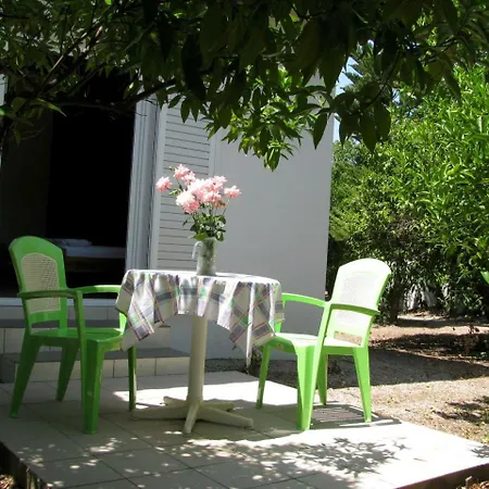 Nikos Feriehus *